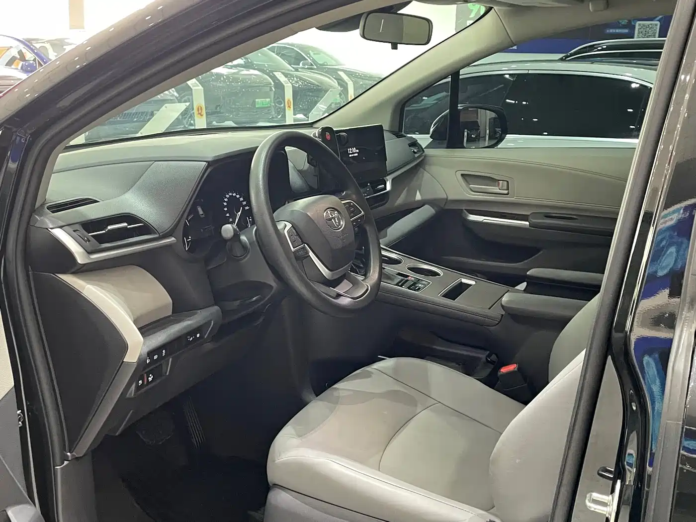 Toyota Granvia 2024 2.5L Hybrid Comfort фото 4