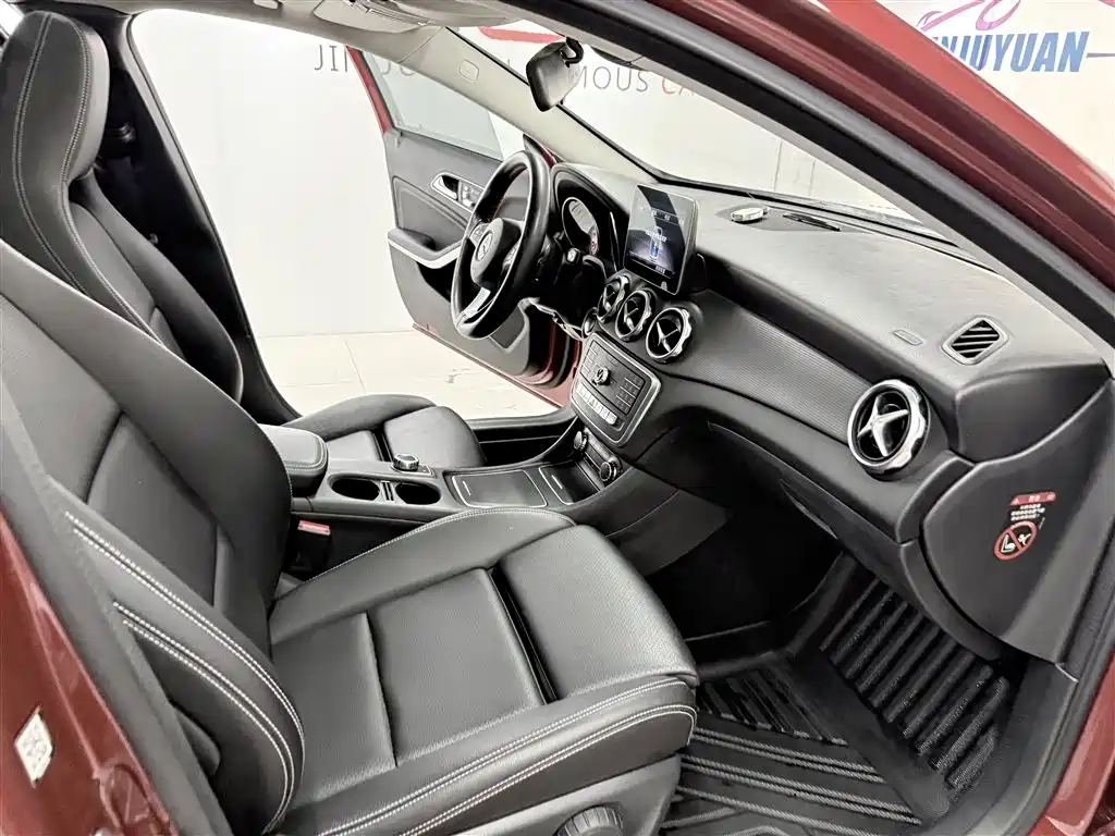 Mercedes-Benz GLA 2018 GLA 200 Dynamic фото 17