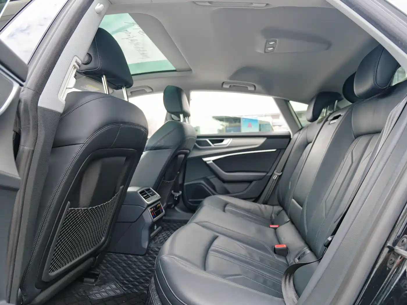 Audi A7 2023 Model 45 TFSI Premium Selection Edition фото 6