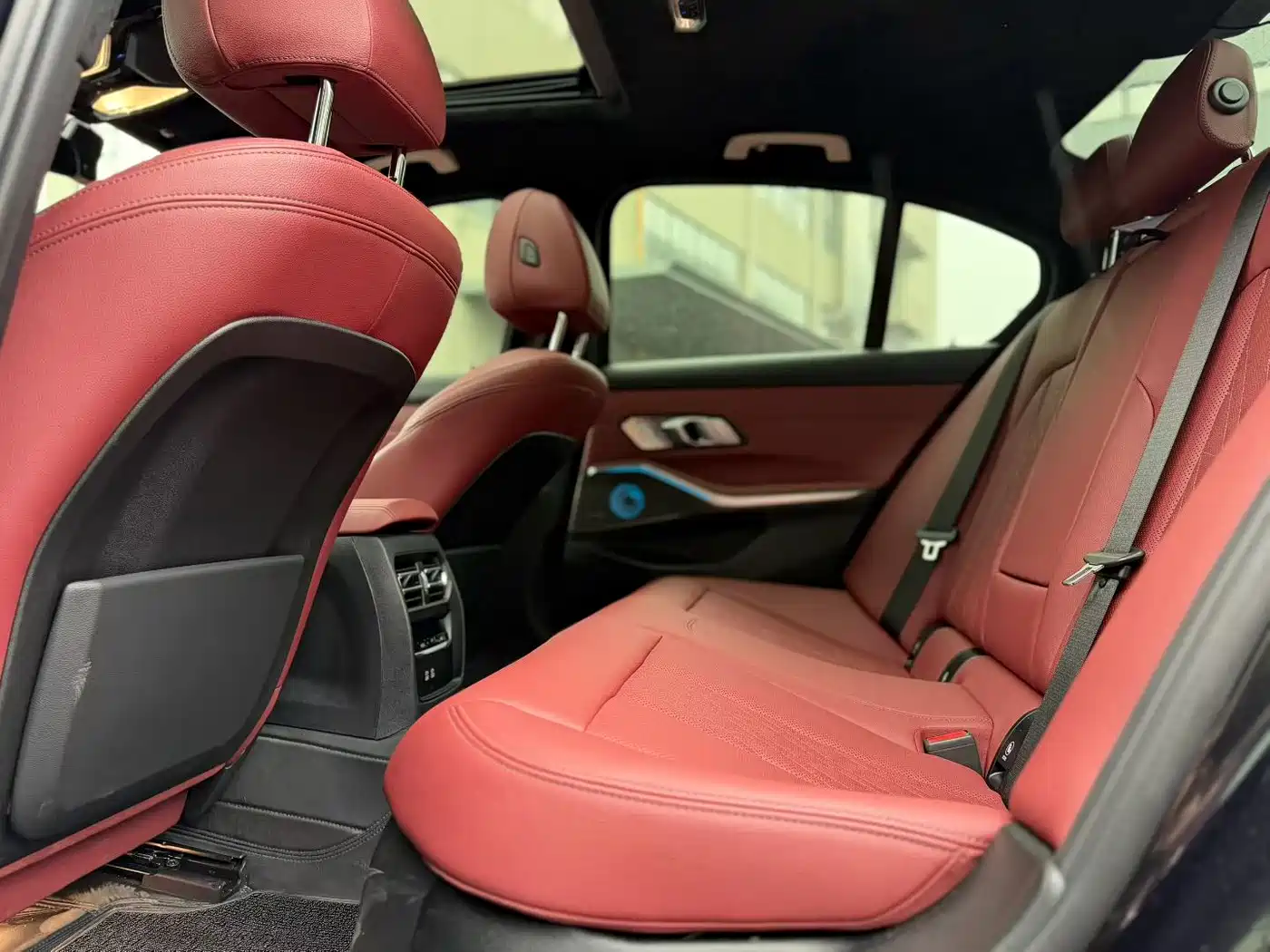 BMW 3 Series 2022 330i M Sport Shadow Edition фото 5