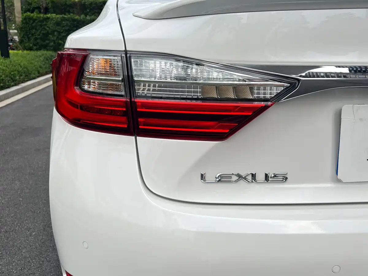 Lexus ES 2015 300h Comfort Edition фото 10