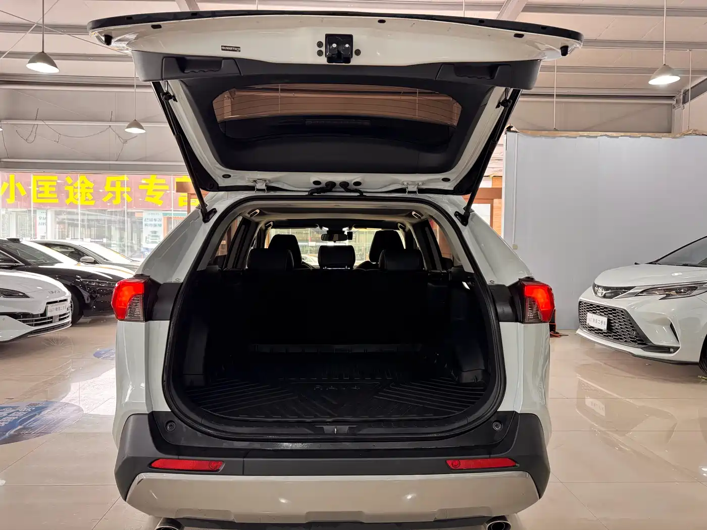 Toyota RAV4 Rongfang 2023 2.0L CVT 2WD Fashion Edition фото 17