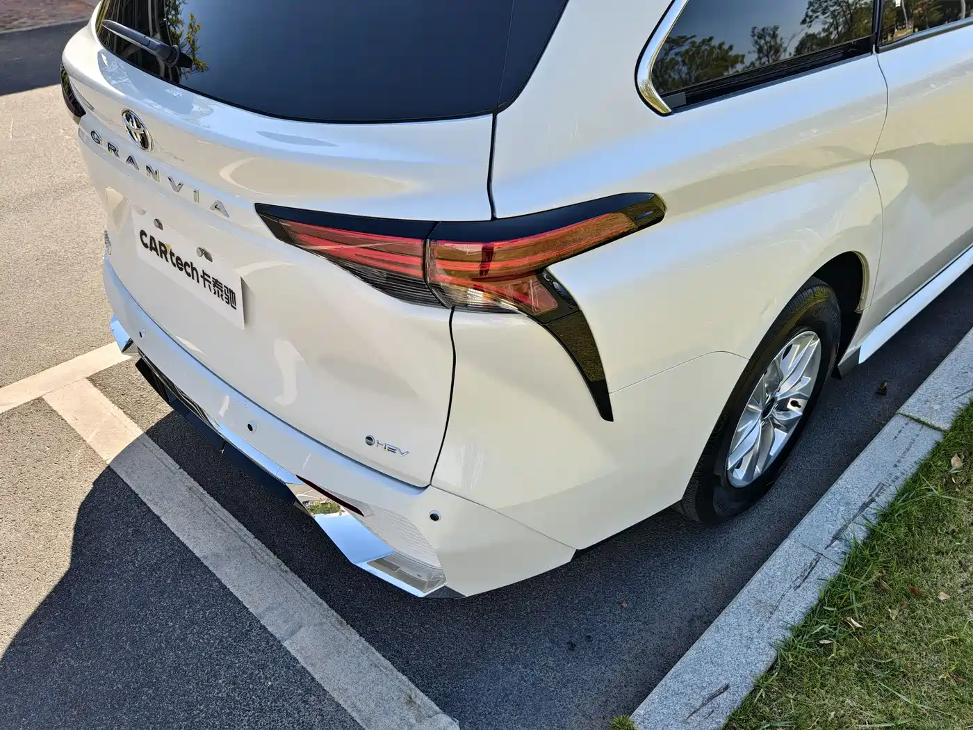 Toyota Granvia 2024 2.5L Hybrid Comfort фото 5