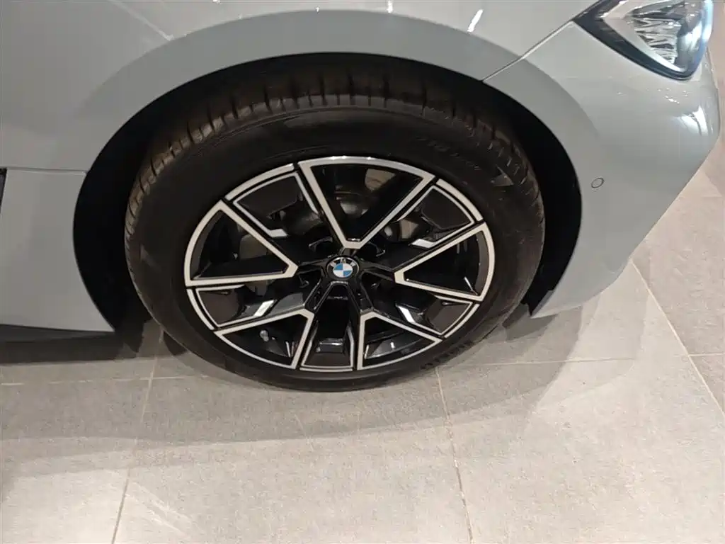 BMW i4 2023 eDrive40 фото 14