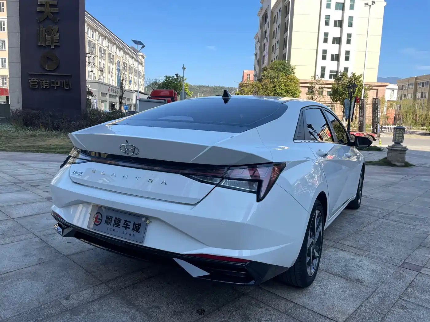 Hyundai Elantra 2021 1.5L CVT LUX Premium Edition фото 7