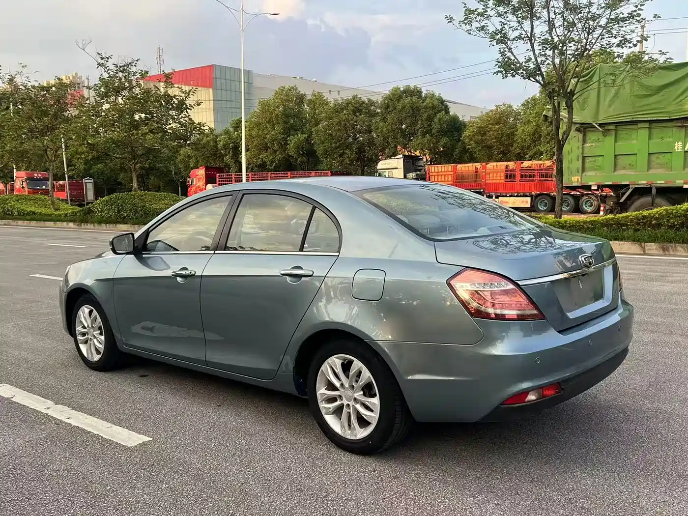 Фото 4 - Geely Emgrand