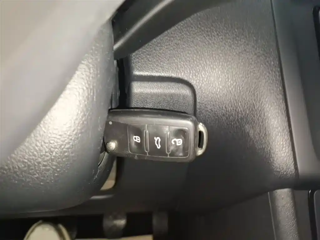 Volkswagen Polo 2014 1.4L Manual Trend Edition фото 9