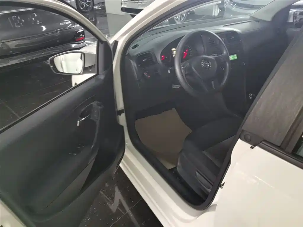 Volkswagen Polo 2014 1.4L Manual Trend Edition фото 16