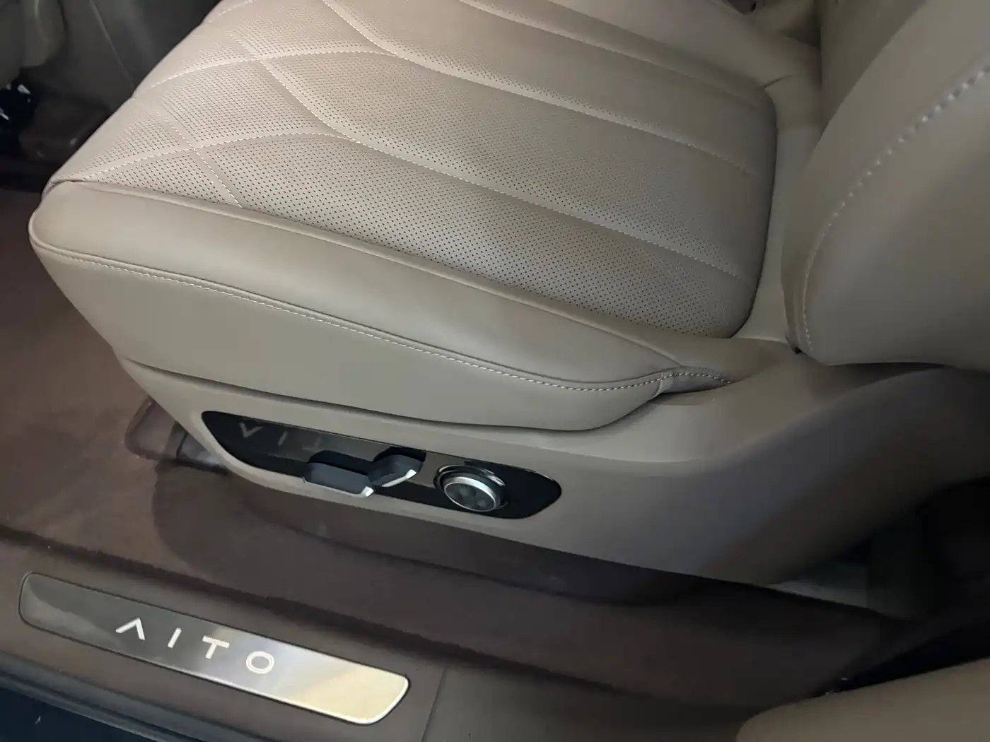 AITO Wenjie AITO M8 2025 Model Extended Range Max+ Edition 53.4kWh 6-Seater фото 8