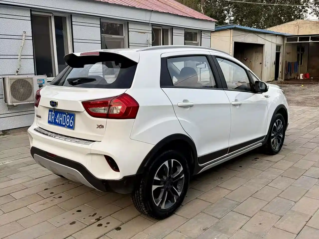 Фото 7 - Geely Vision X3