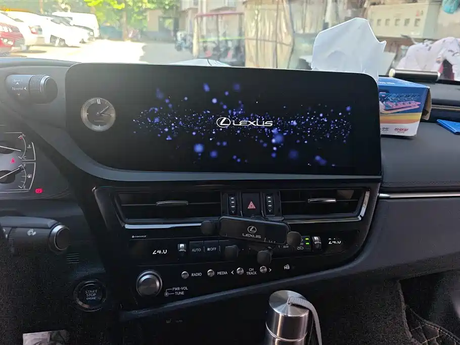 Lexus ES 2022 200 Excellence Edition фото 13