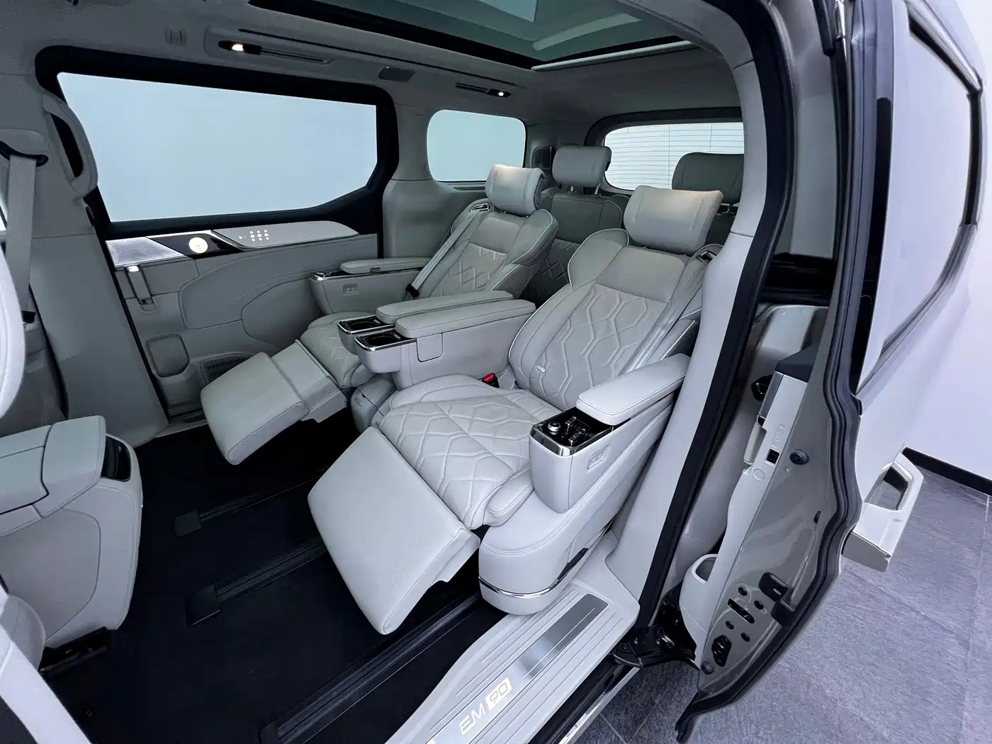 Volvo EM90 2024 2025 Ultra Six-Seater