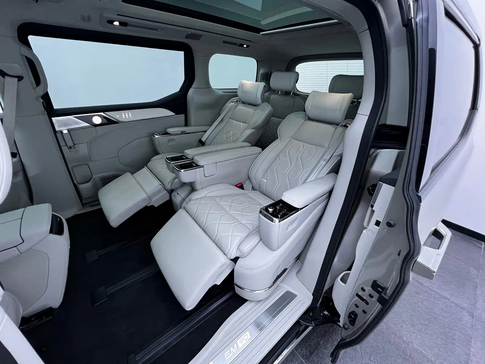 Фото 30 - Volvo EM90