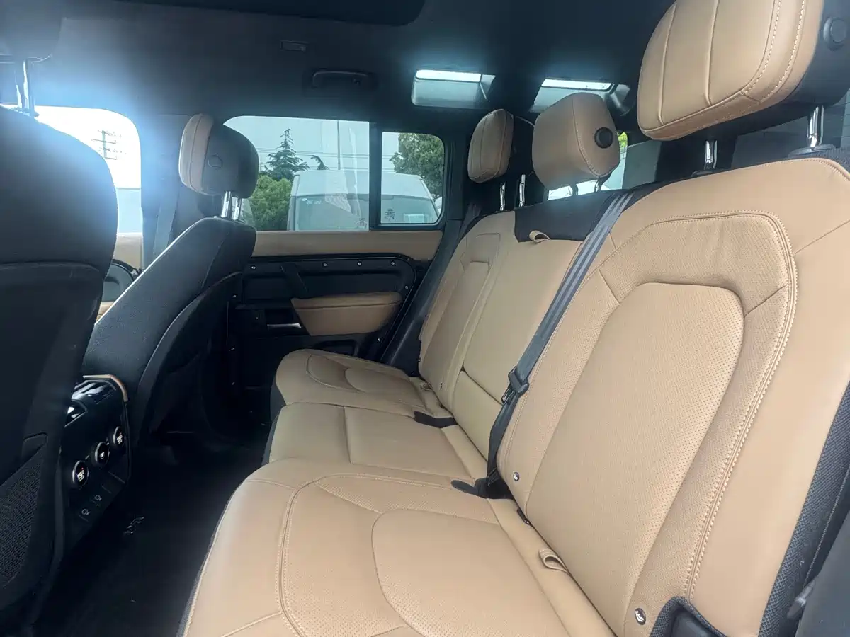 Land Rover Defender 2025 110 3.0T P400 -Dynamic HSE фото 6