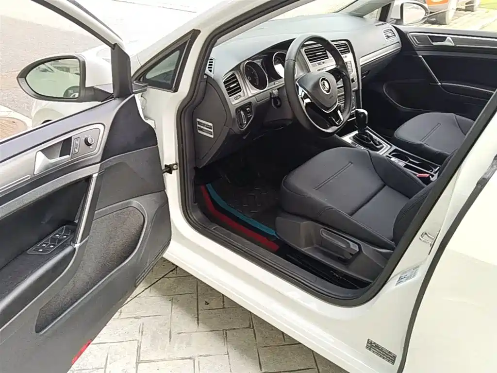 Volkswagen Golf 2016 1.6L Automatic Comfort фото 16