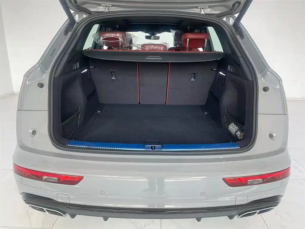 Audi Q5L 2025 45th Anniversary Edition 40 TFSI Luxury Sport фото 6