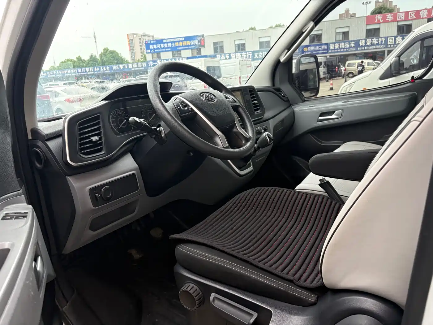 SAIC Maxus Xintu V80 2023 2.0T Manual Classic Aoyun Power Edition Long Wheelbase Medium Roof 6/7/8/9-Seater фото 4