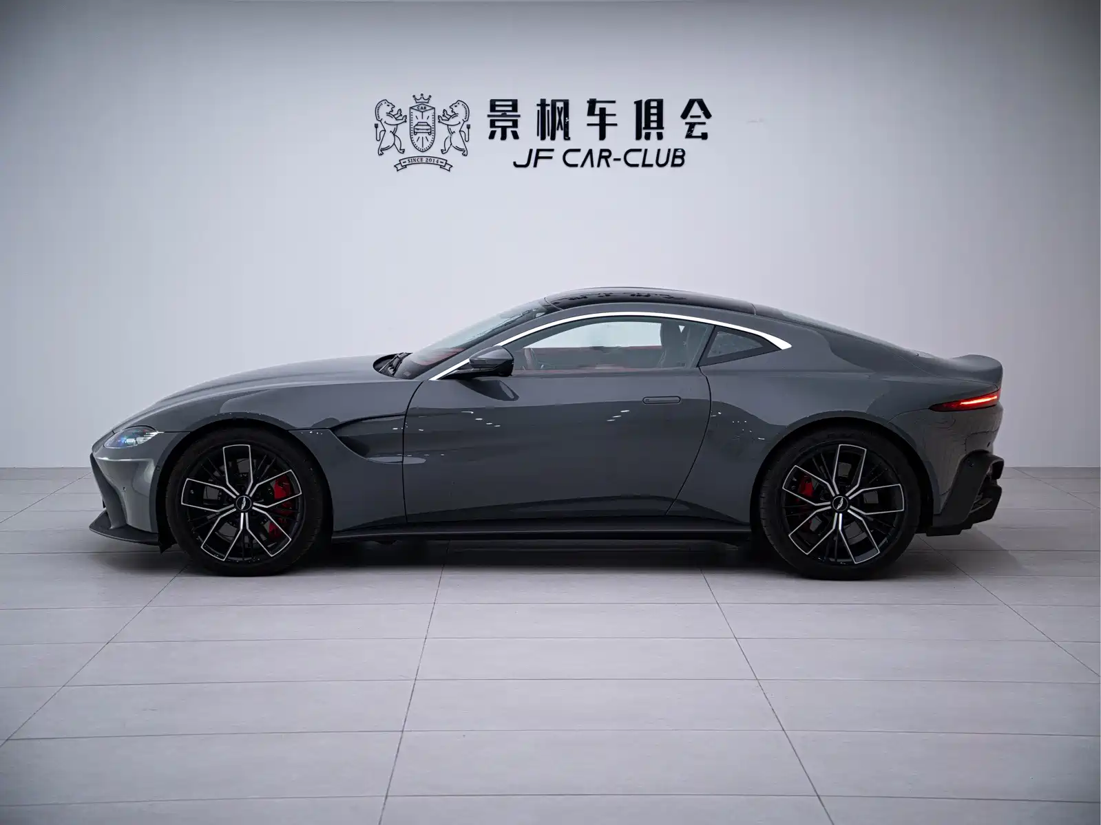 Фото 4 - Aston Martin Vantage