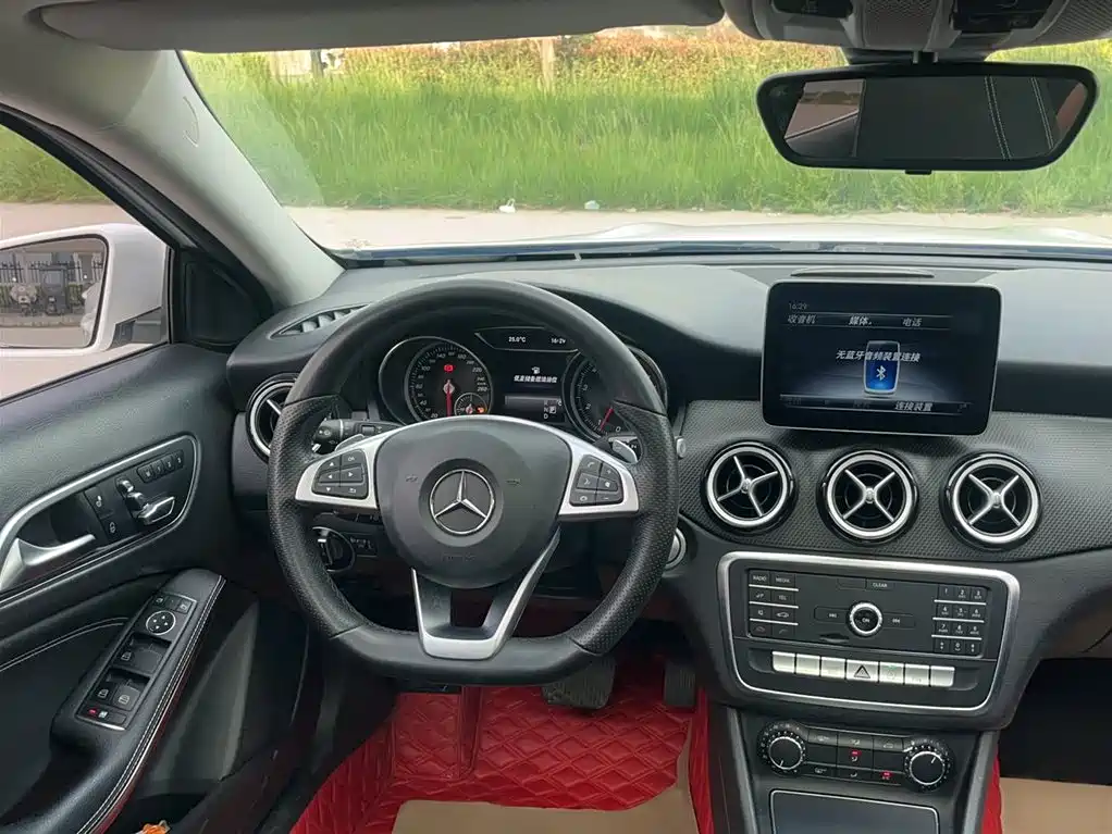 Mercedes-Benz GLA 2018 GLA 200 Dynamic фото 3