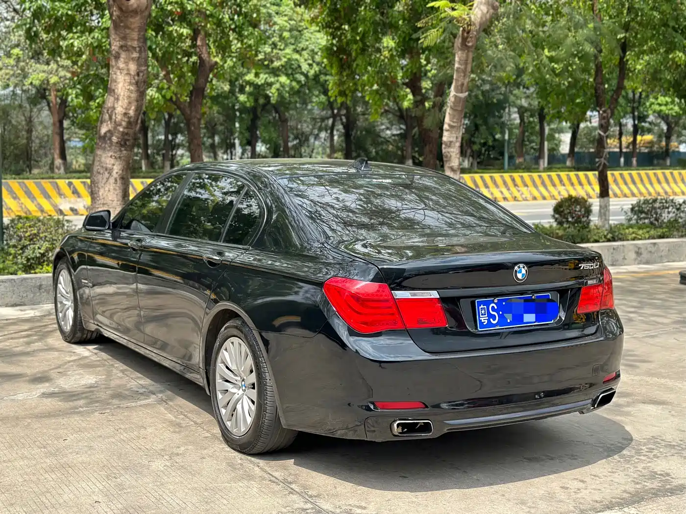 BMW 7 Series 2010 750Li фото 4