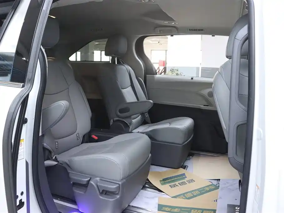 Toyota Sienna 2021 2.5L Hybrid Luxury Edition фото 15