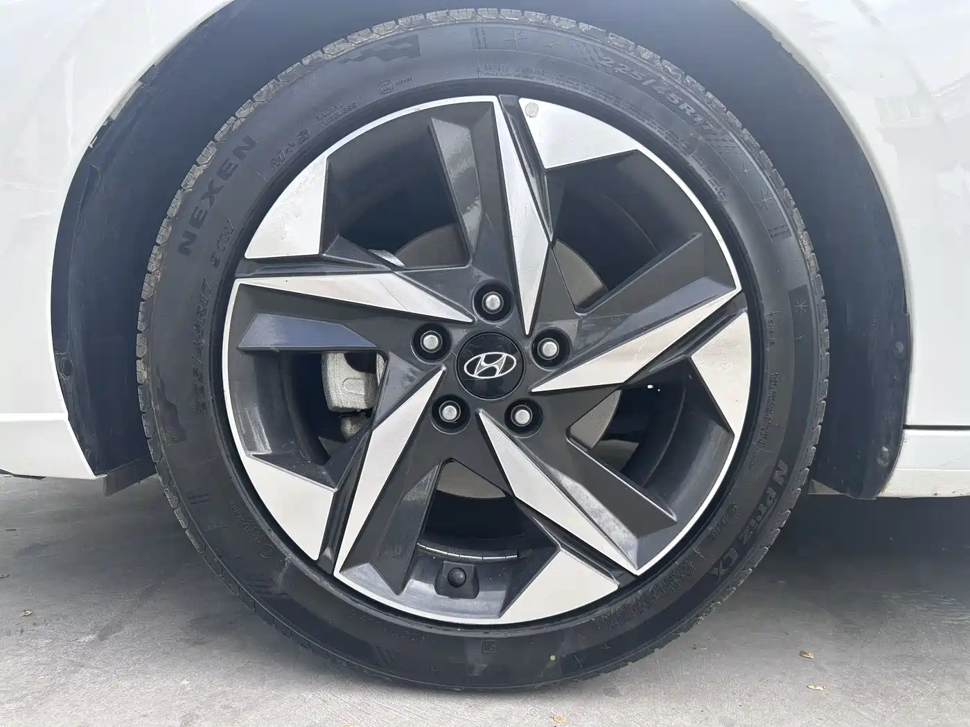 Hyundai Elantra 2021 1.5L CVT LUX Premium Edition фото 6