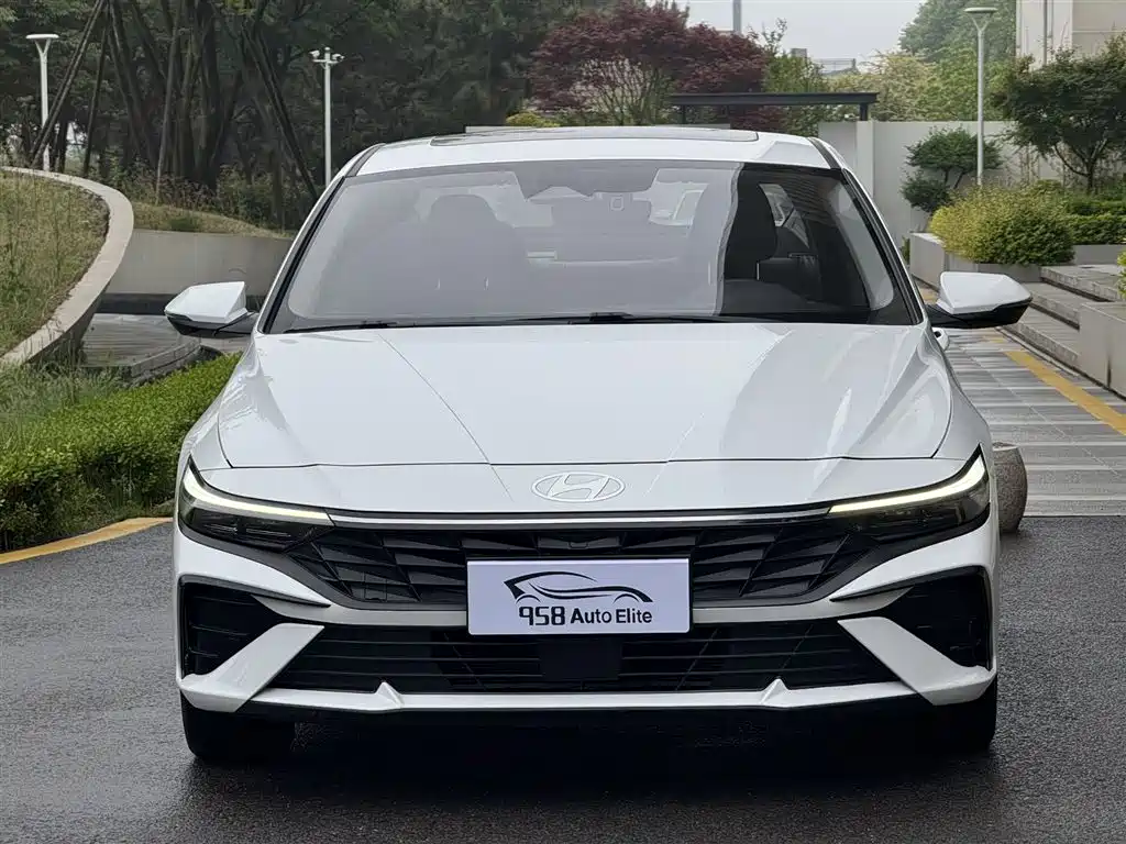 Hyundai Elantra 2023 Model 1.5L CVT LUX Premium Edition фото 2