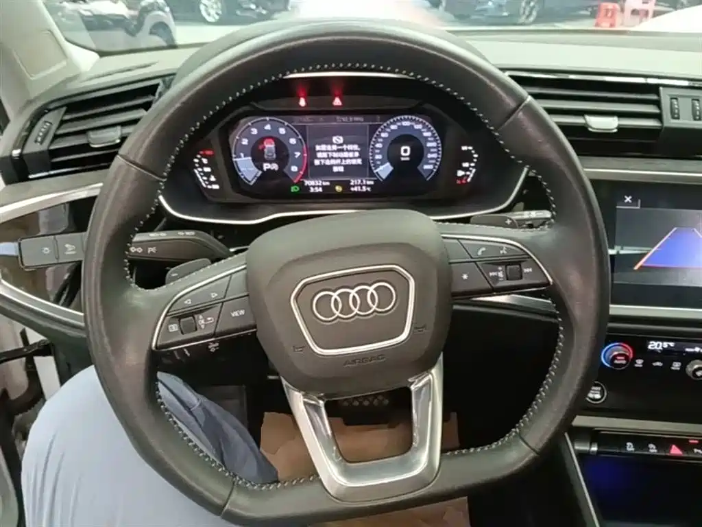 AUDI Q3