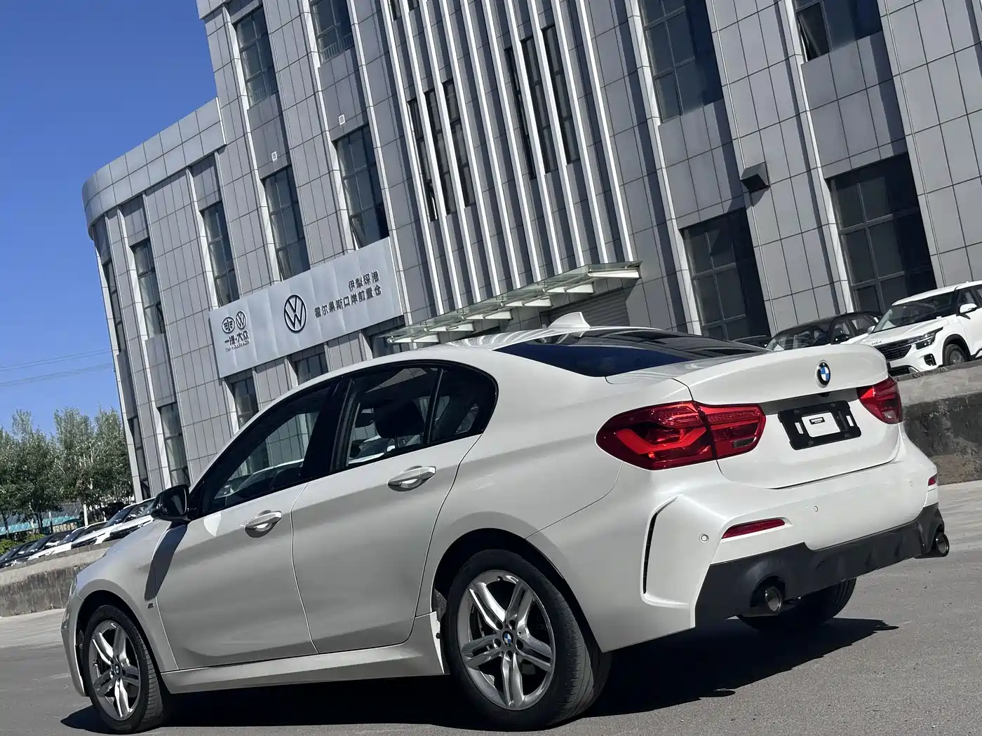 BMW 1 Series 2022 120i M Sport Shadow Edition фото 11