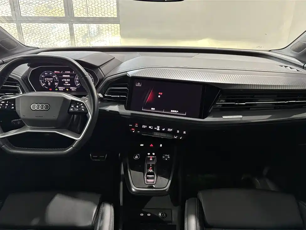 AUDI Q4 E TRON