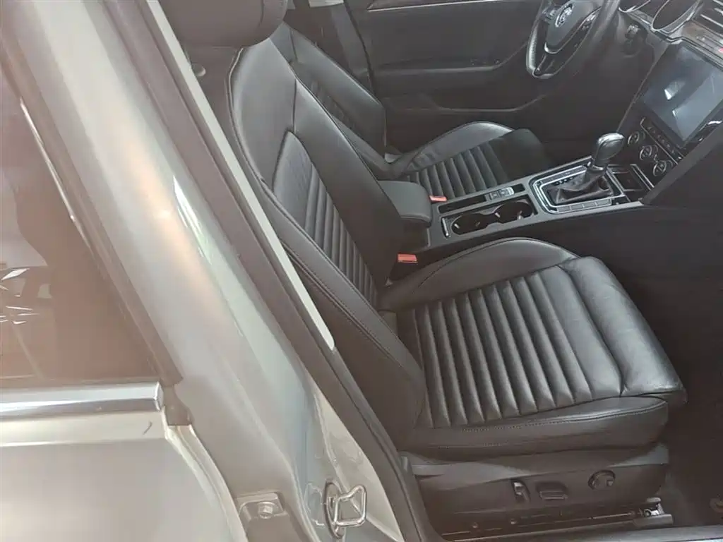 Volkswagen Magotan 2018 Facelift 330TSI DSG Luxury фото 25