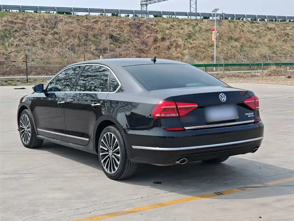 Volkswagen Passat 2017 380TSI DSG Luxury фото 24