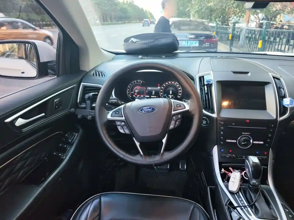 Фото 11 - Ford Edge
