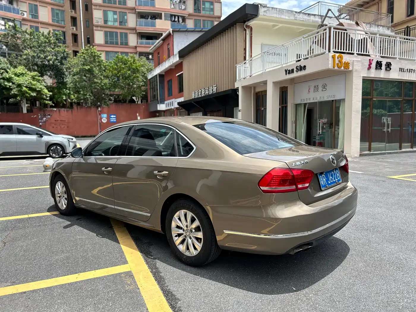 Volkswagen Passat 2014 1.8TSI DSG Luxury Edition фото 5