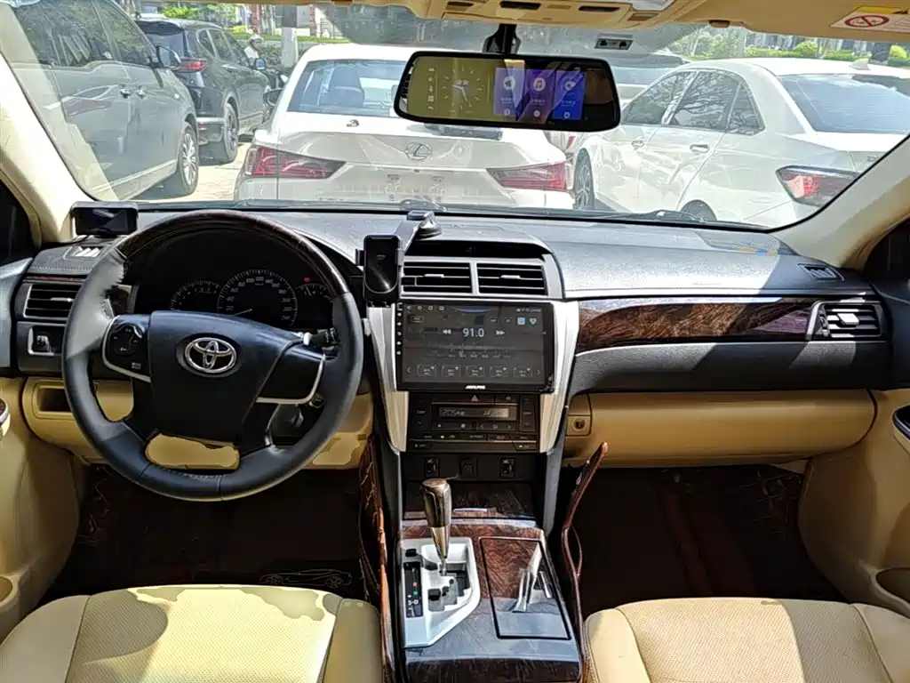 Toyota Camry 2015 2.0G Leading Edition фото 10