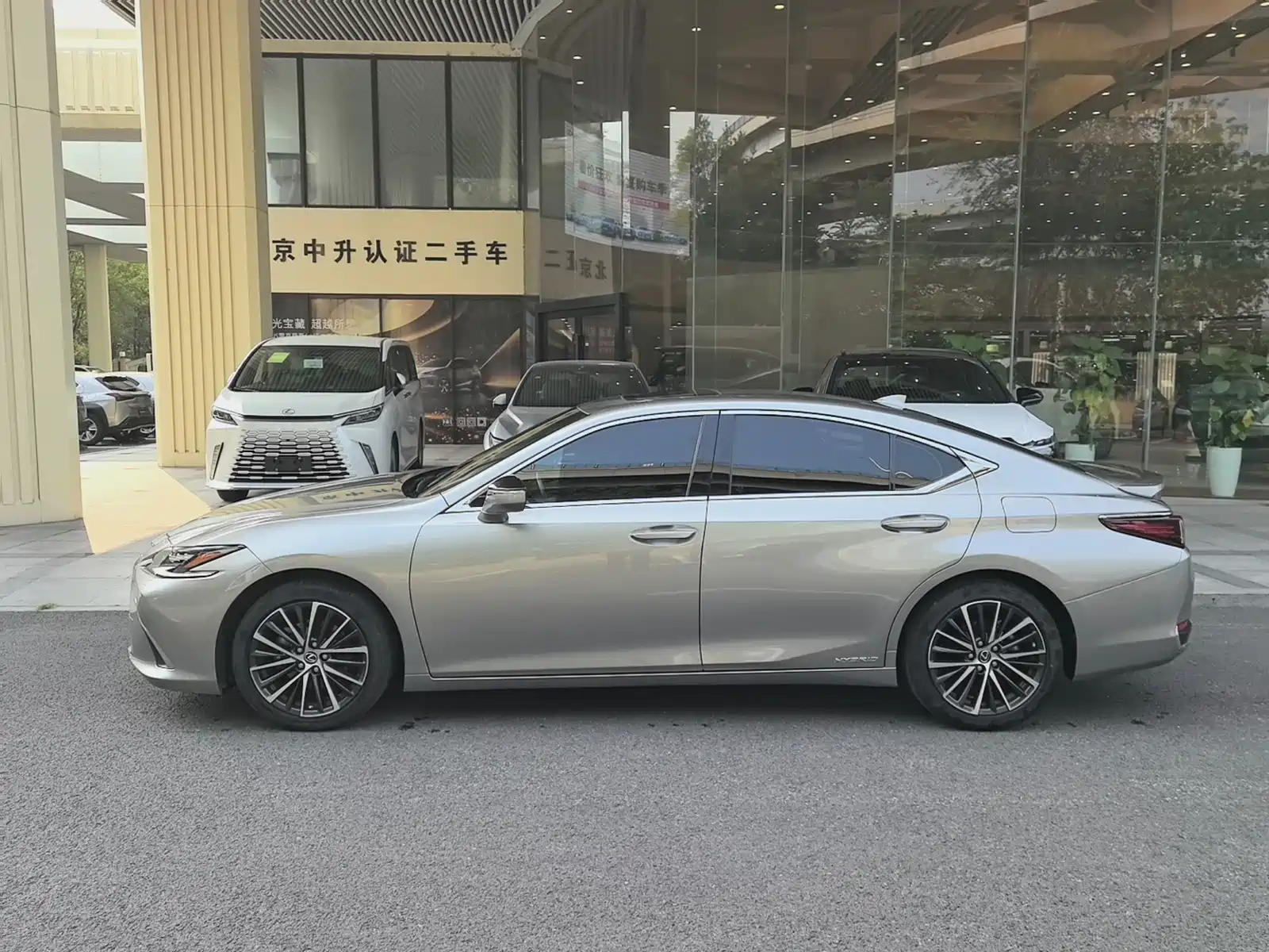 Фото 2 - Lexus ES