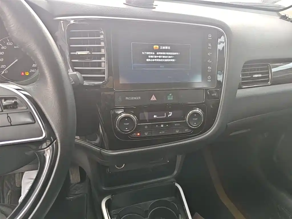 MITSUBISHI OUTLANDER