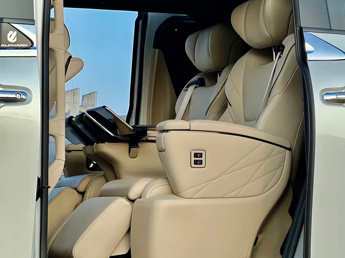 Toyota Alphard 2024 Hybrid 2.5L Ultimate Enjoyment Edition фото 5