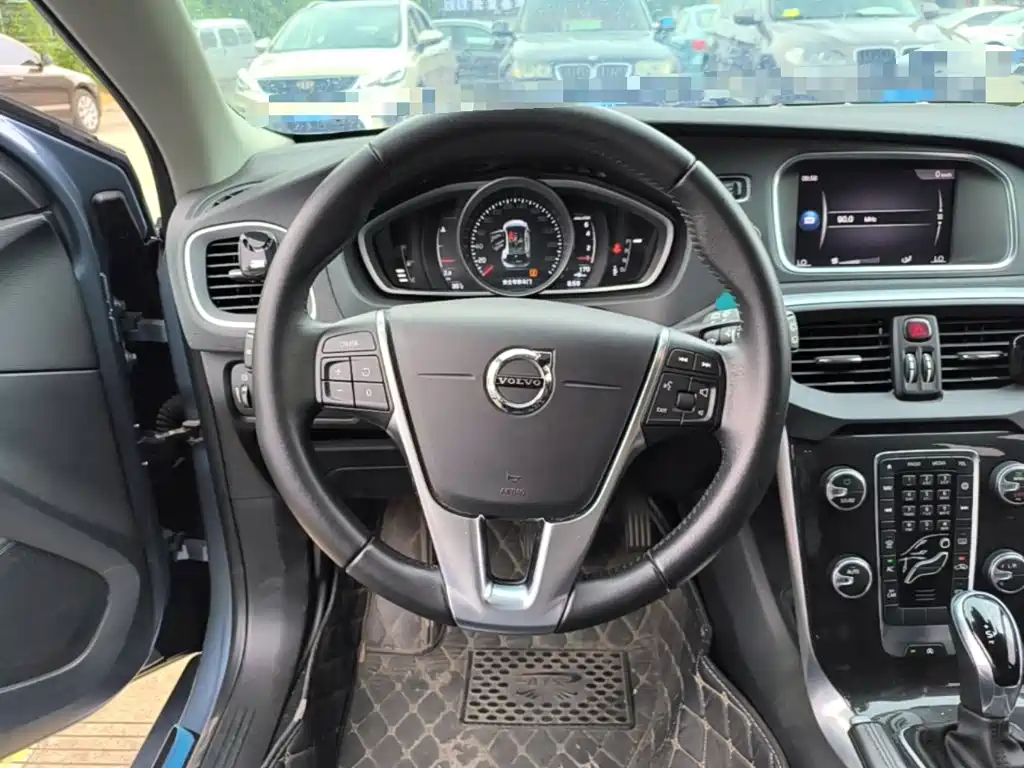 Фото 11 - Volvo V40