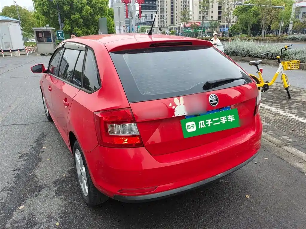 Škoda Skoda Rapid Spaceback 2014 1.6L Automatic Joy Edition фото 23
