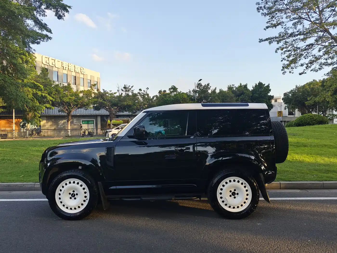 Land Rover Defender 2024 90 3.0T P400 HSE фото 3