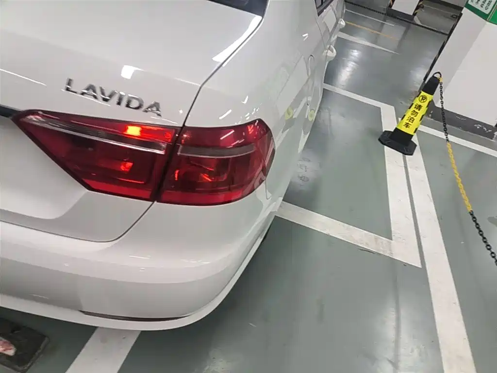 Volkswagen Lavida 2017 1.6L Automatic Comfort Edition фото 8