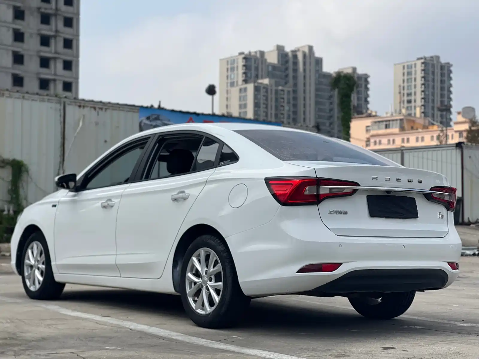 Фото 16 - Roewe i5