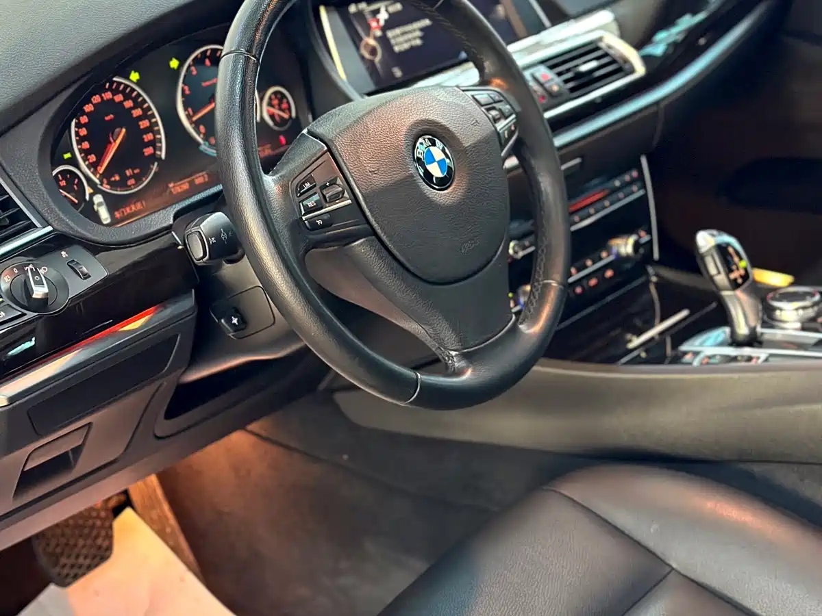 BMW 5 Series GT 2014 528i Leading фото 14