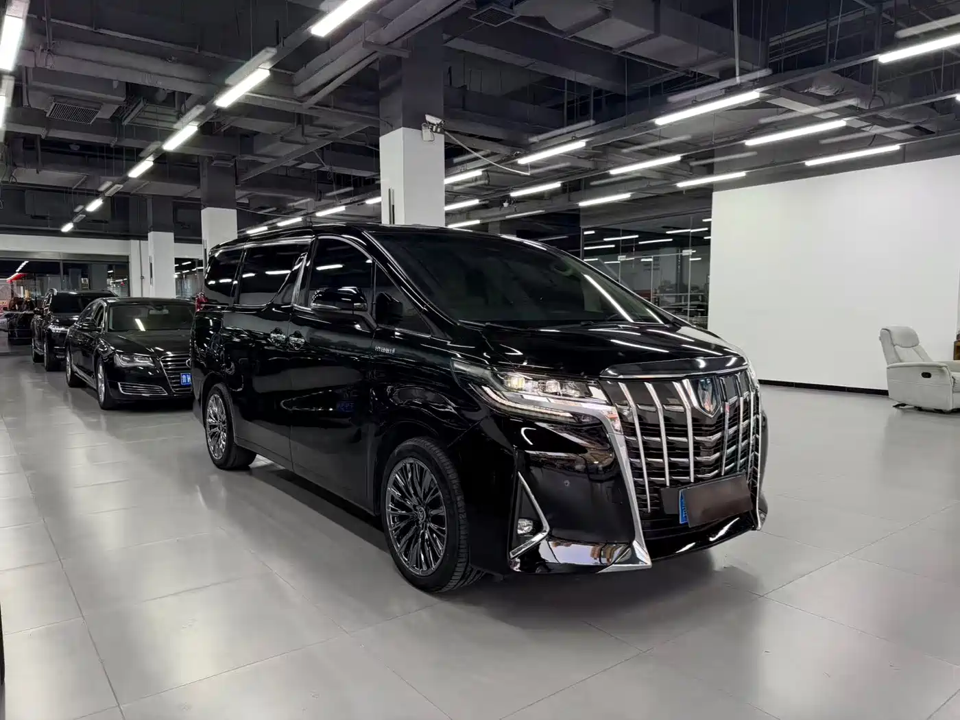 Toyota Alphard 2021 Hybrid 2.5L Luxury фото 3