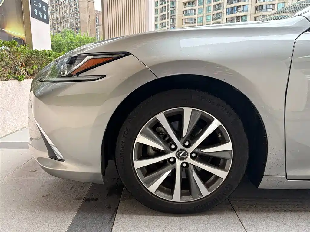 Фото 11 - Lexus ES