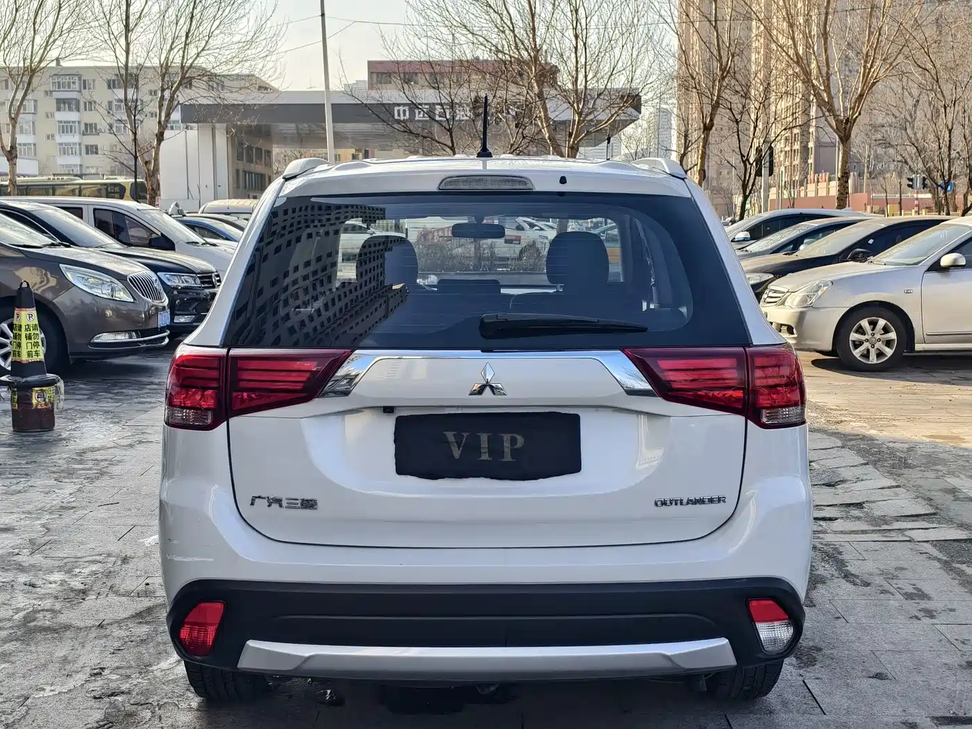 MITSUBISHI OUTLANDER