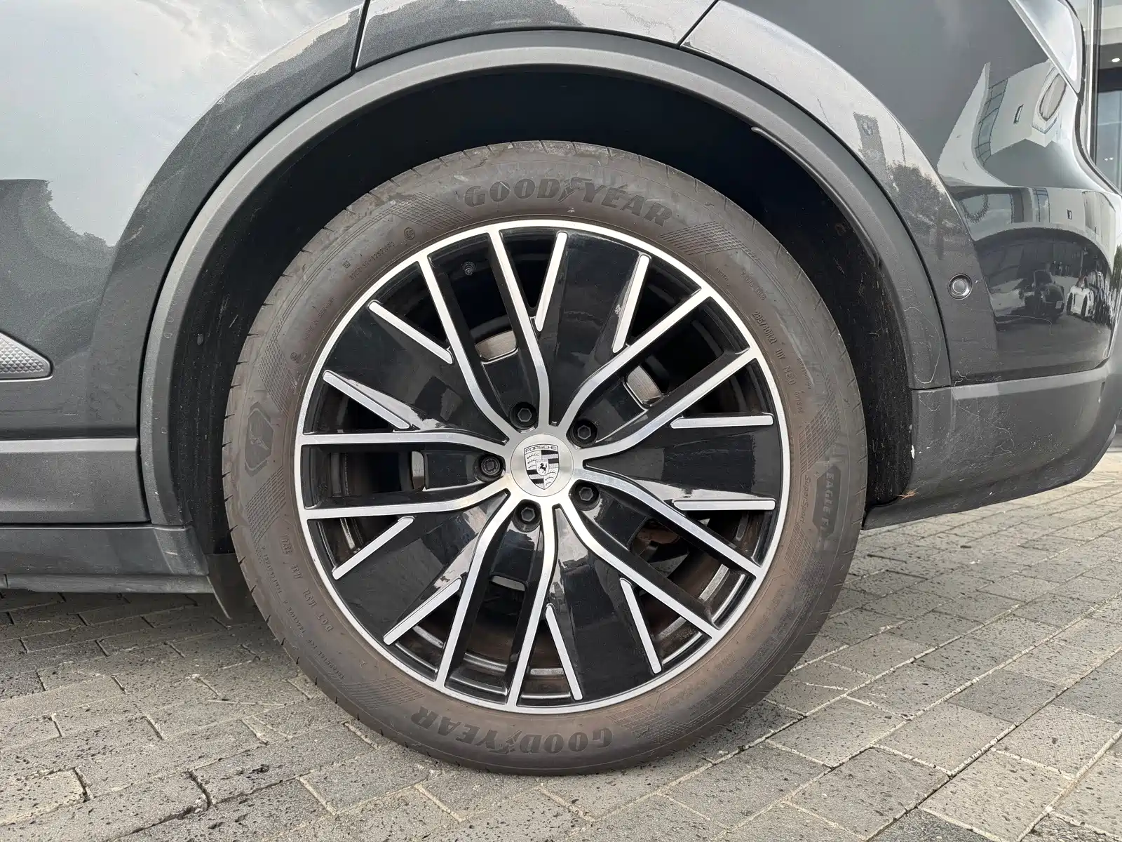 Фото 15 - Porsche Macan EV