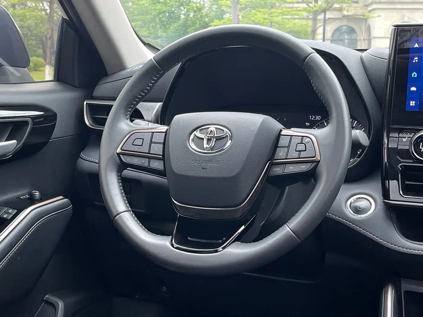 Toyota Highlander 2023 2.5L Smart Hybrid AWD Knight Edition 7-Seater фото 19