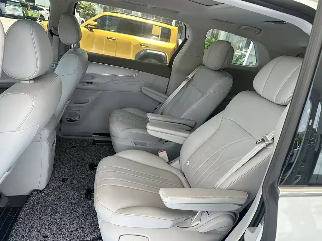Roewe iMAX8 EV 2025 2025 Model 1.5T DMH Land Premium Edition